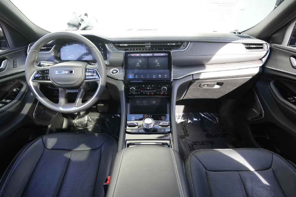 Used 2023 Jeep Grand Cherokee Overland AWD/4WD image 41