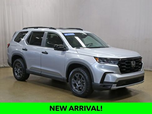 Certified 2025 Honda Pilot TrailSport image 1