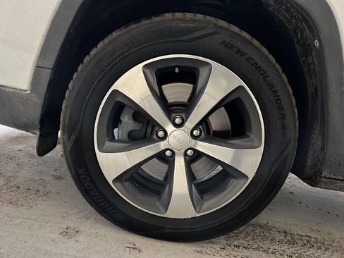 Used 2019 Jeep Cherokee Limited image 27