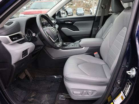 Used 2023 Toyota Highlander XLE AWD/4WD image 17