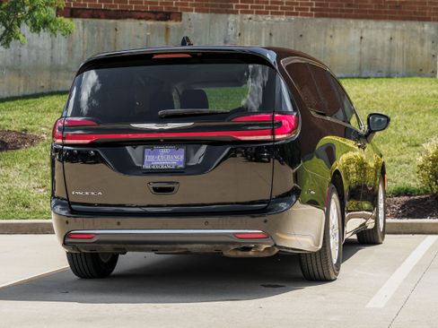 Used 2024 Chrysler Pacifica Touring-L FWD image 4