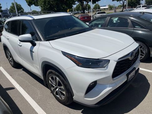 Used 2021 Toyota Highlander XLE AWD/4WD image 2