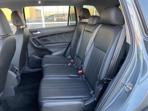 Used 2023 Volkswagen Tiguan SE w/ Panoramic Sunroof Package image 16