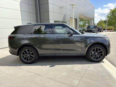 Used 2025 Land Rover Range Rover Sport SE AWD/4WD image 4