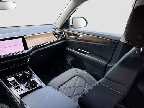 Used 2025 Volkswagen Atlas SE image 23