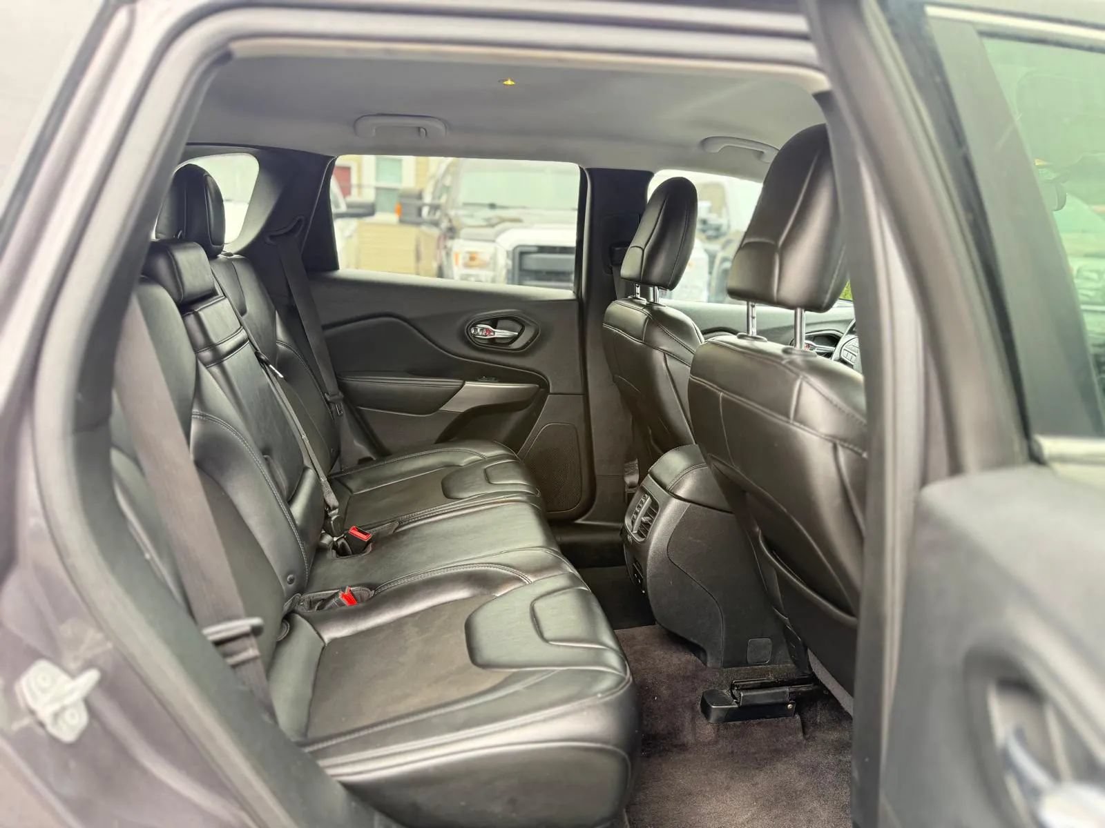 Used 2019 Jeep Cherokee Latitude Plus AWD/4WD image 22