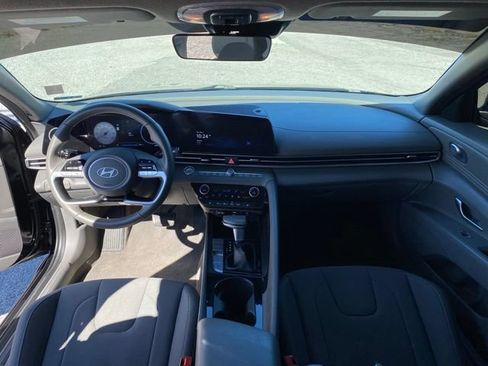Used 2025 Hyundai Elantra SEL FWD image 12