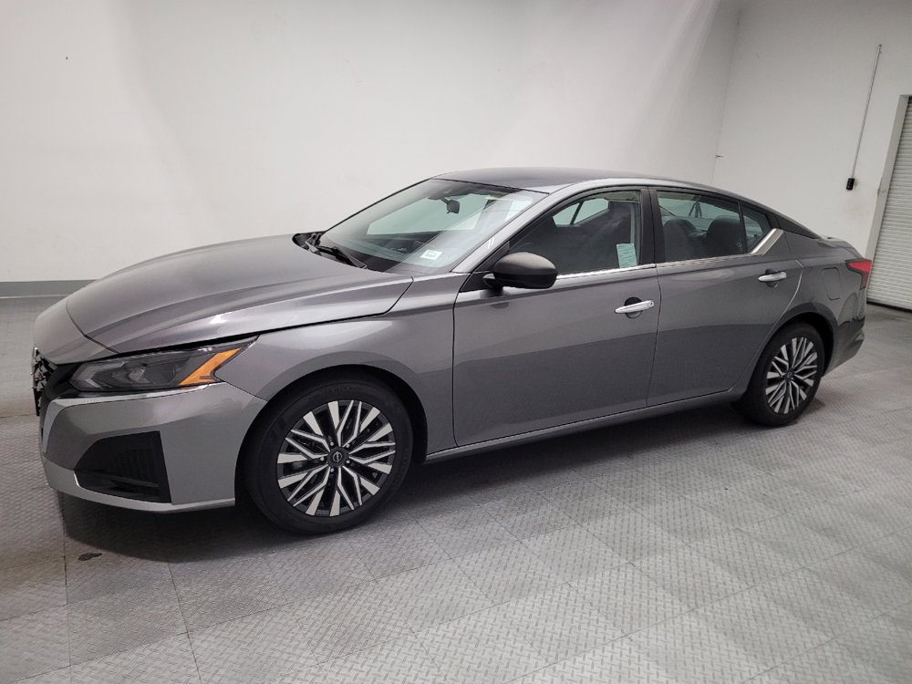 Used 2024 Nissan Altima 2.5 SV FWD image 2