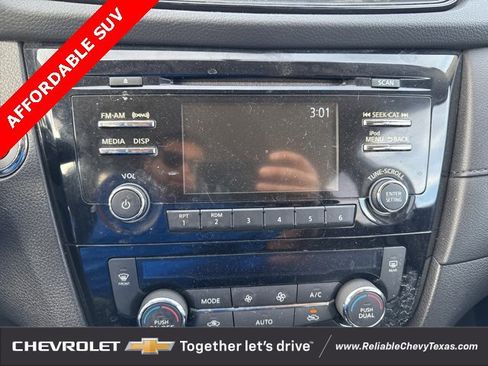 Used 2017 Nissan Rogue SV image 28