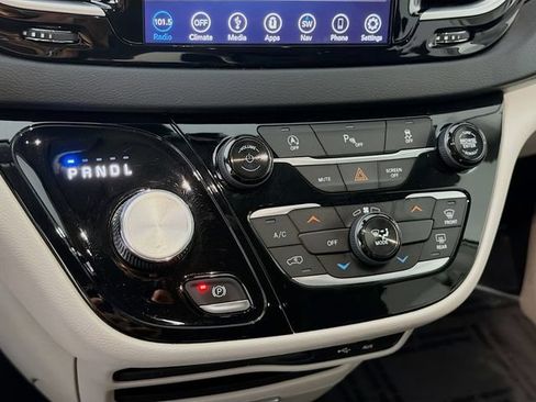 Used 2018 Chrysler Pacifica Touring w/ Tire & Wheel Group FWD image 17