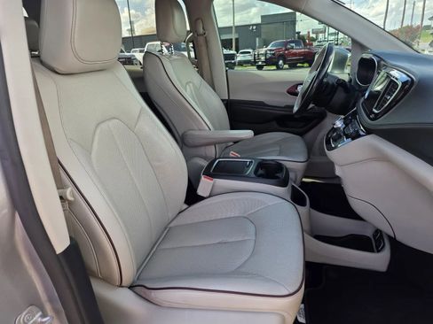 Used 2019 Chrysler Pacifica Limited FWD image 17