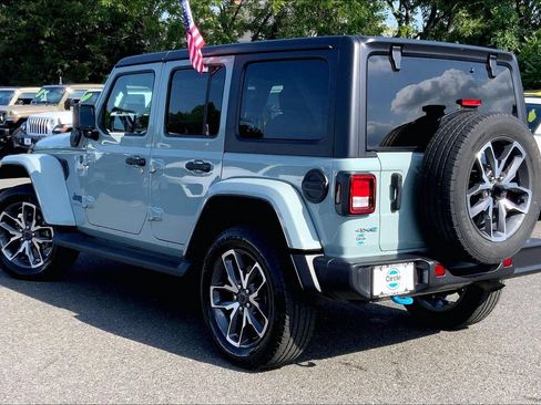Used 2024 Jeep Wrangler Unlimited w/ Convenience Group AWD/4WD image 11