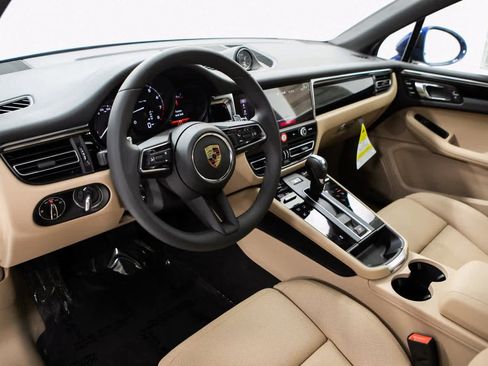 Certified 2025 Porsche Macan image 4