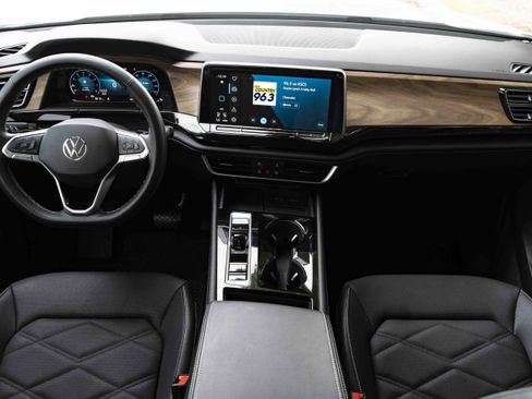 Used 2024 Volkswagen Atlas SE w/ Black Wheel Package image 27