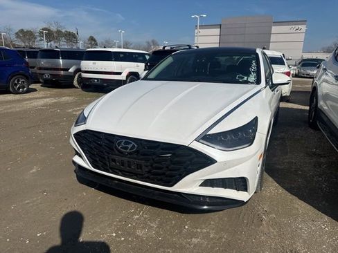 Used 2023 Hyundai Sonata Limited w/ Preferred Accessory Package image 4