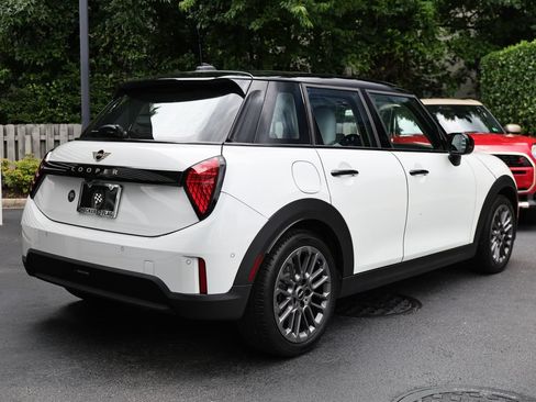 Used 2025 MINI Cooper 4-Door Hardtop FWD image 7
