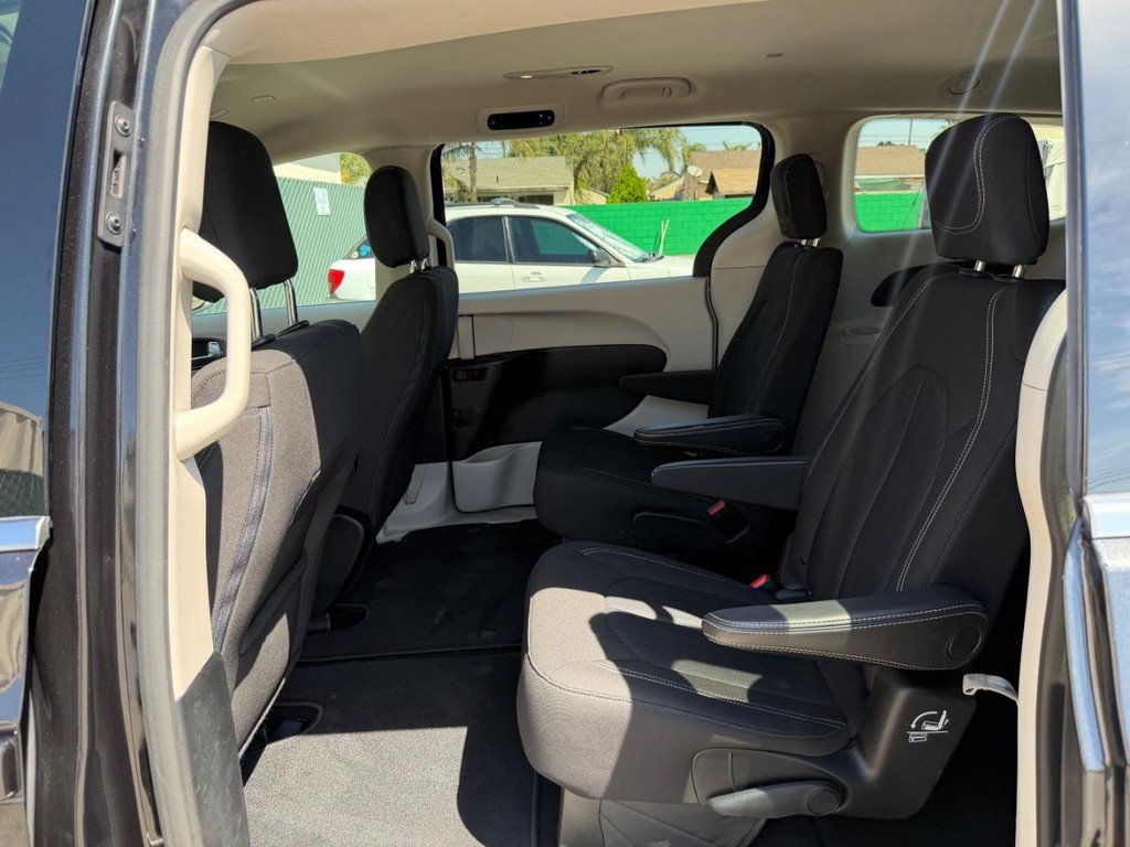 Used 2020 Chrysler Voyager LX FWD image 43