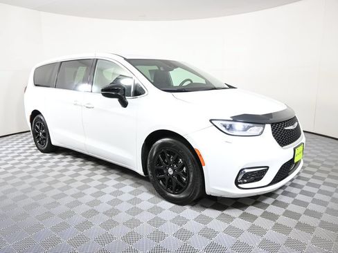 Used 2024 Chrysler Pacifica Touring FWD image 9