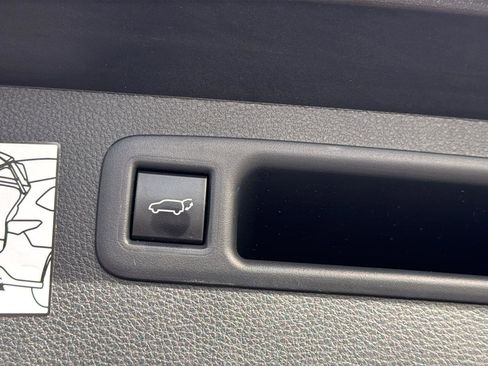 Used 2024 Toyota Highlander Limited image 32