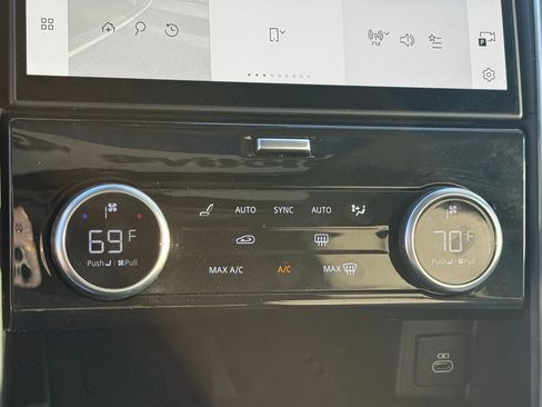 Used 2025 Land Rover Discovery S image 47