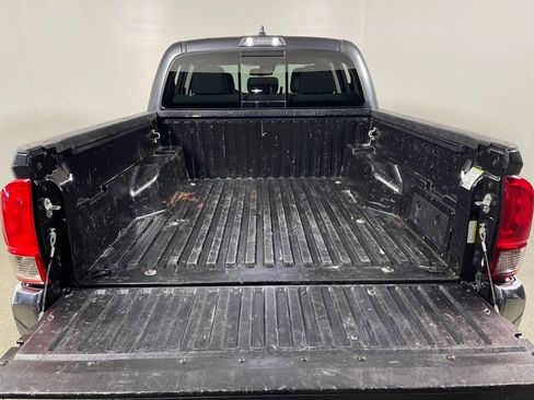 Used 2022 Toyota Tacoma SR5 RWD image 10