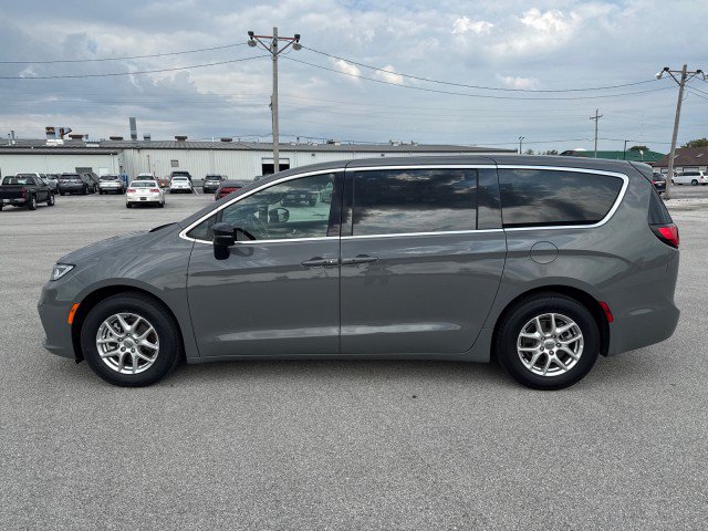 Used 2025 Chrysler Pacifica Select FWD image 6
