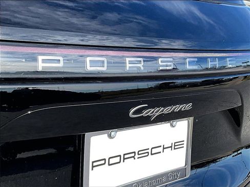 Certified 2022 Porsche Cayenne Platinum Edition image 22