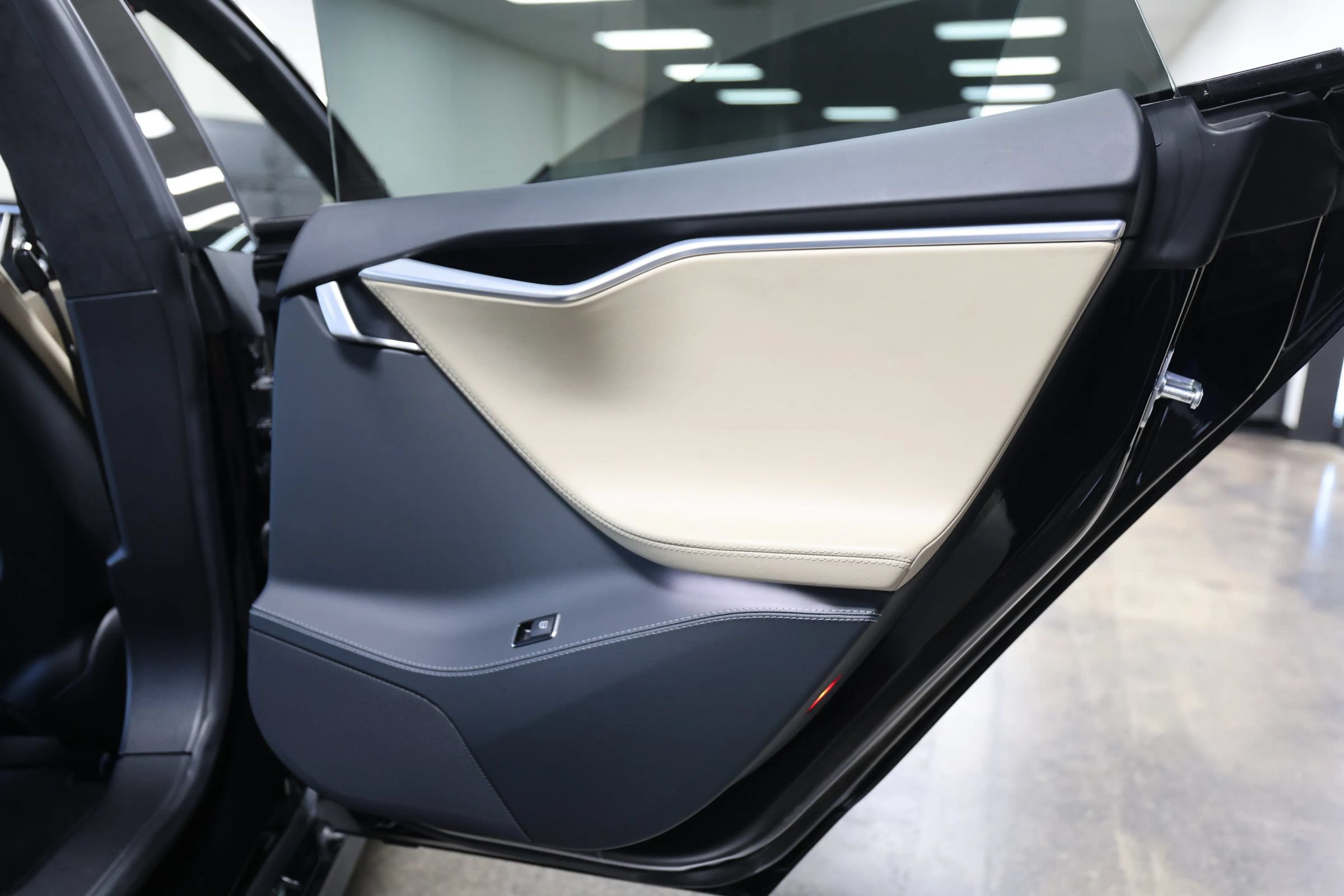 Used 2015 Tesla Model S 85 RWD image 40