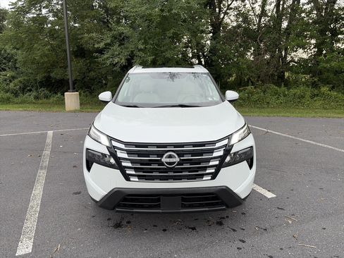 Used 2024 Nissan Rogue SV w/ SV Premium Package AWD/4WD image 2