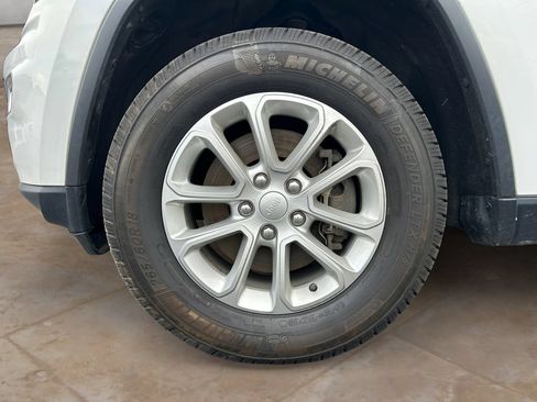 Used 2021 Jeep Grand Cherokee Laredo AWD/4WD image 14