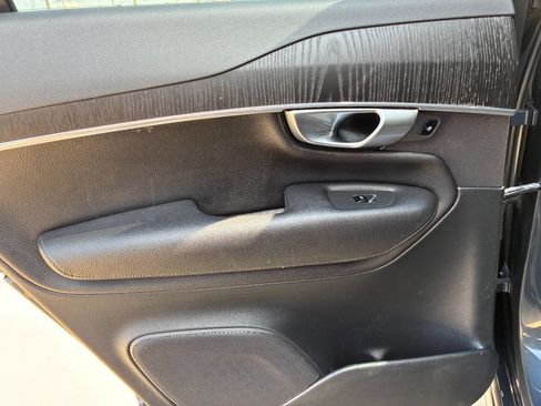 Used 2020 Volvo XC90 T6 Momentum image 11