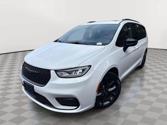 Used 2025 Chrysler Pacifica Limited FWD video 2