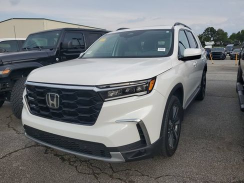 Used 2024 Honda Pilot Touring image 3