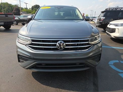 Used 2022 Volkswagen Tiguan SE w/ Panoramic Sunroof Package image 2