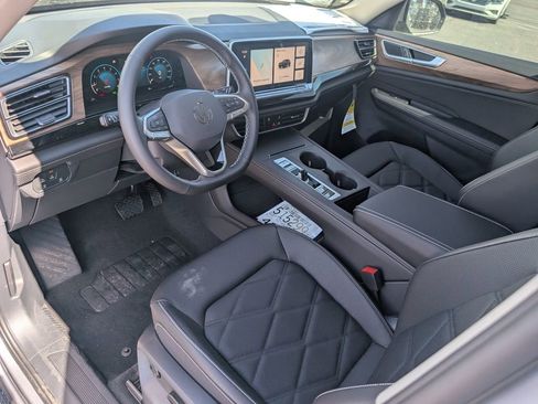 Used 2025 Volkswagen Atlas SE image 10