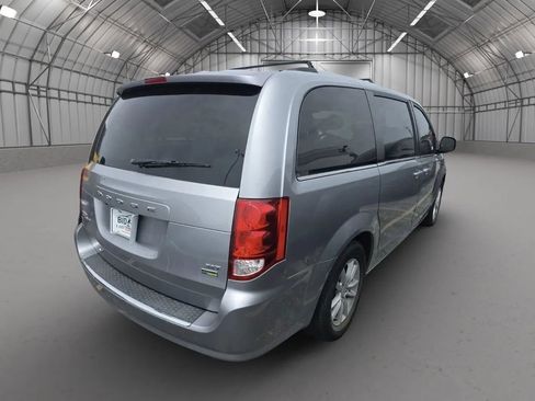Used 2019 Dodge Grand Caravan SXT FWD image 2