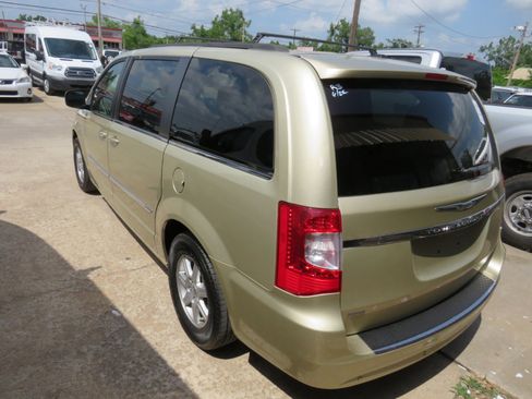 Used 2012 Chrysler Town & Country Touring image 6