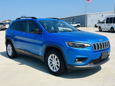 Used 2022 Jeep Cherokee Latitude Lux AWD/4WD image 2
