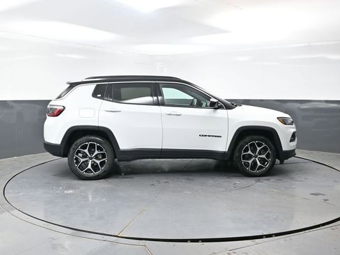 Used 2025 Jeep Compass Limited AWD/4WD image 4