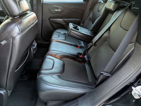 Used 2019 Jeep Cherokee Latitude Plus w/ Comfort/Convenience Group image 17