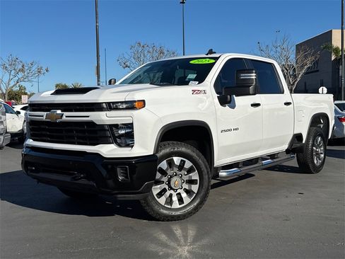Used 2025 Chevrolet Silverado 2500 Custom w/ Custom Value Package image 2