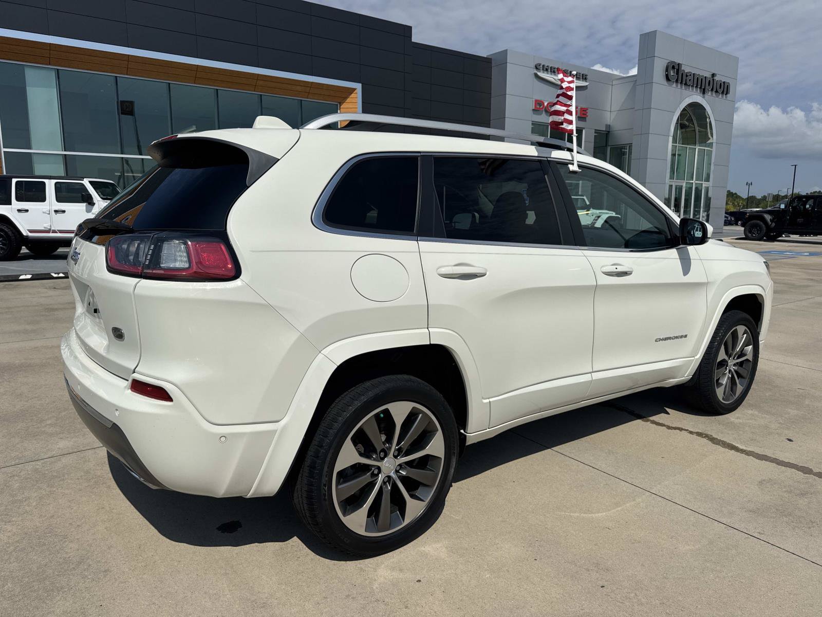 Used 2019 Jeep Cherokee Overland w/ Technology Group AWD/4WD image 7