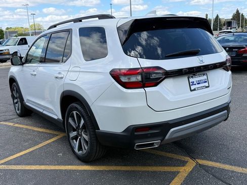 Used 2024 Honda Pilot Touring image 6
