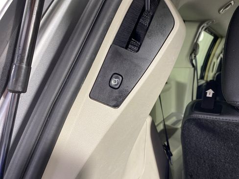 Used 2015 Chrysler Town & Country Touring w/ Driver Convenience Group FWD image 32