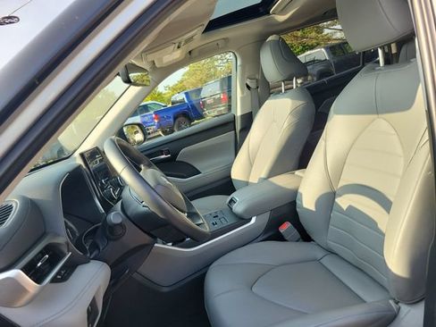 Used 2024 Toyota Highlander XLE AWD/4WD image 17