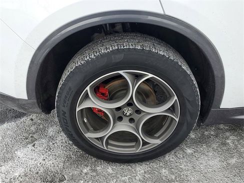 Used 2023 Alfa Romeo Stelvio Ti image 5