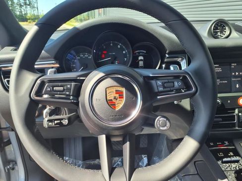Certified 2025 Porsche Macan image 12