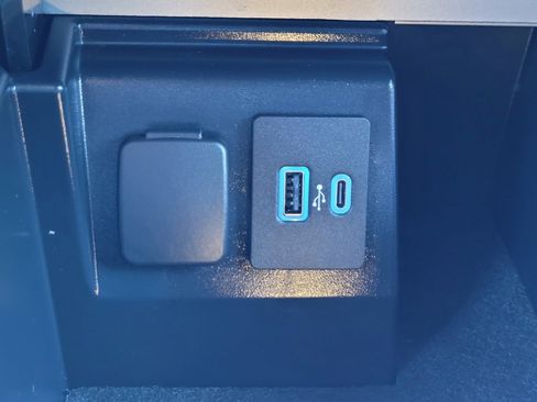 Used 2022 Ford Explorer XLT w/ Equipment Group 202A image 22