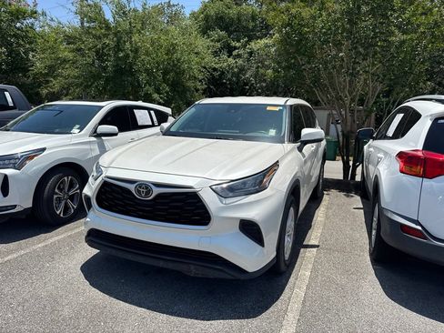 Used 2020 Toyota Highlander L FWD image 1