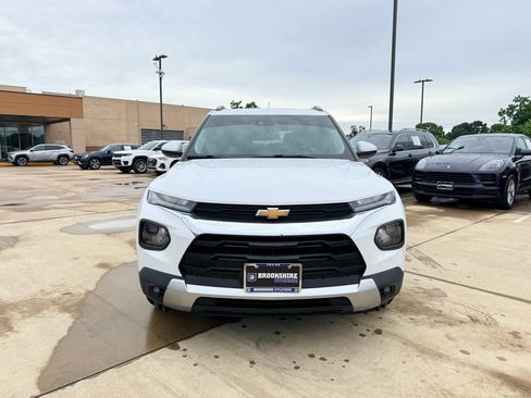 Used 2021 Chevrolet TrailBlazer LT w/ Convenience Package FWD image 2